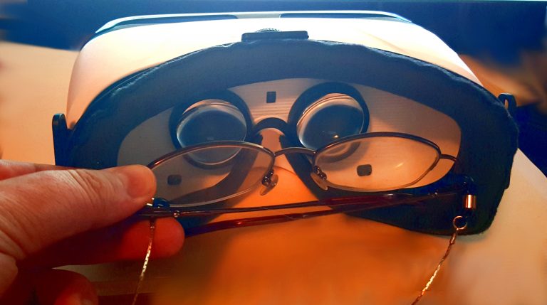 Here are the Best MR (Mixed Reality) Headsets for People With Glasses